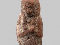 Aeg T 51  Aeg T 51, Dritte Zwischenzeit, Uschebti, Roter Ton mit weißem Überzug, H 7,3 cm, B 2,2 cm, T 2,1 cm : Bestandskatalog €gypten, Museumsfoto: Claus Cordes